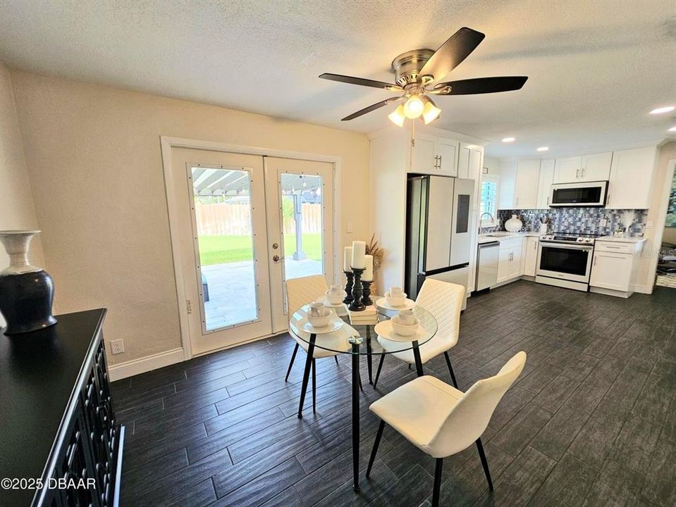 На продажу: $299,900 (2 спален, 2 ванн, 1315 Квадратных фут)