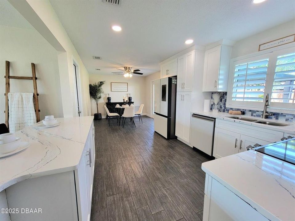 На продажу: $299,900 (2 спален, 2 ванн, 1315 Квадратных фут)