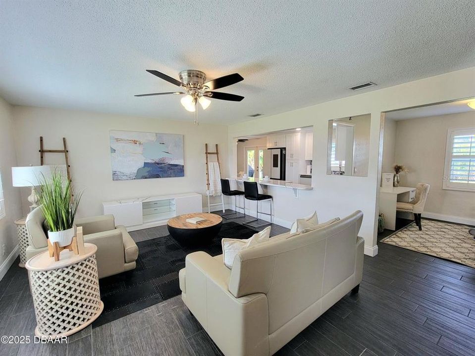 На продажу: $299,900 (2 спален, 2 ванн, 1315 Квадратных фут)