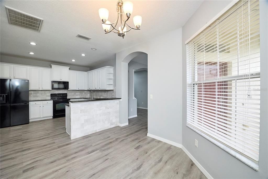 待售: $349,900 (2 贝兹, 2 浴室, 1525 平方英尺)