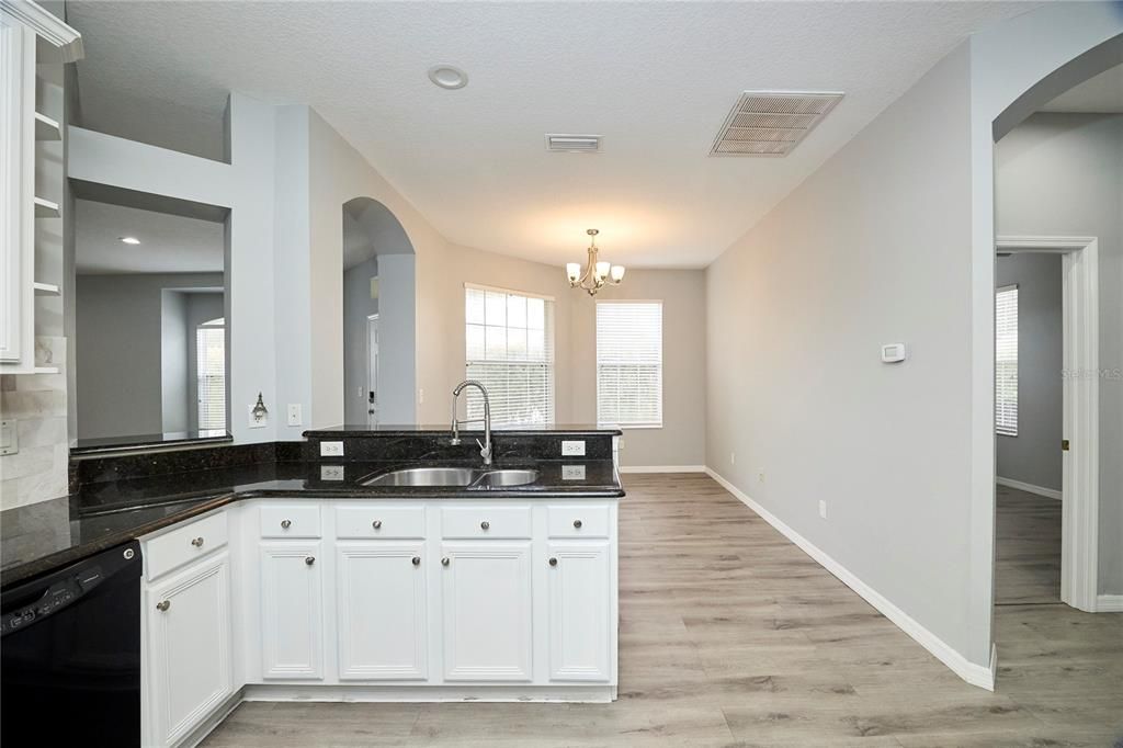 待售: $349,900 (2 贝兹, 2 浴室, 1525 平方英尺)