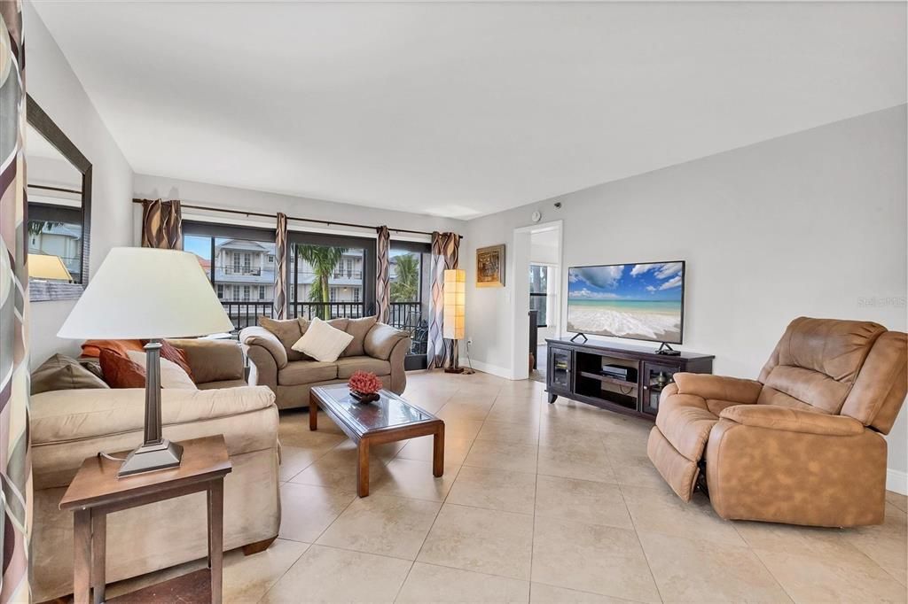 На продажу: $700,000 (2 спален, 2 ванн, 1293 Квадратных фут)