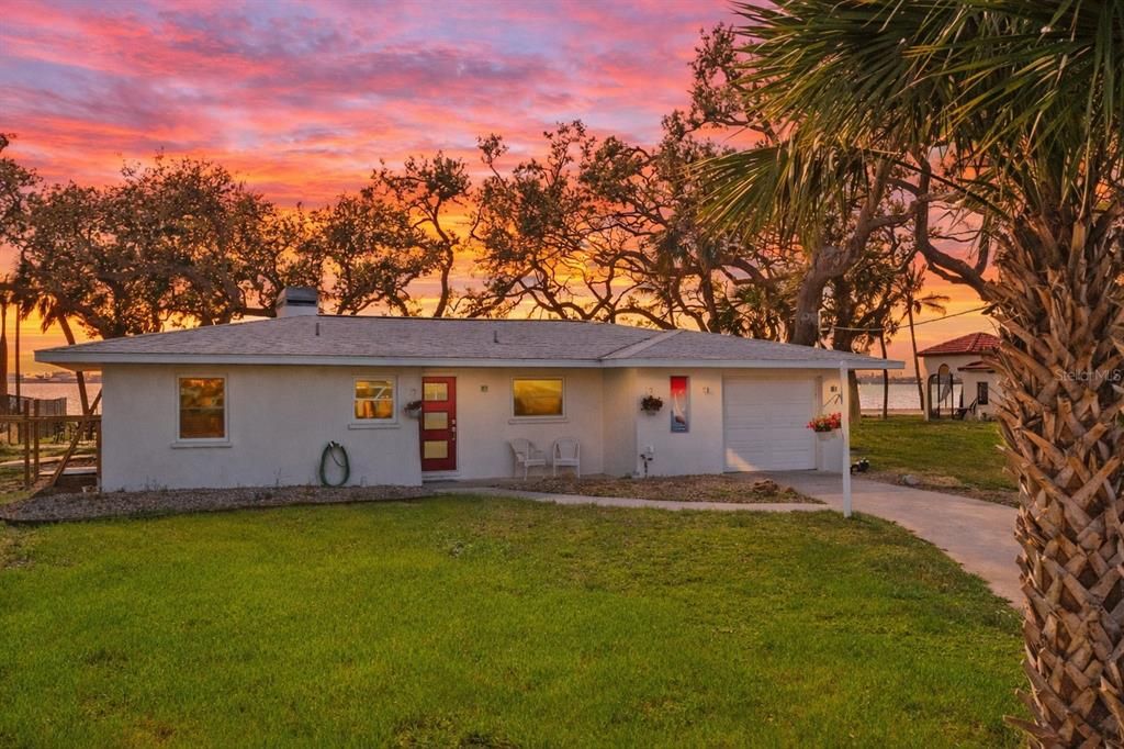 For Sale: $800,000 (3 beds, 2 baths, 1496 Square Feet)