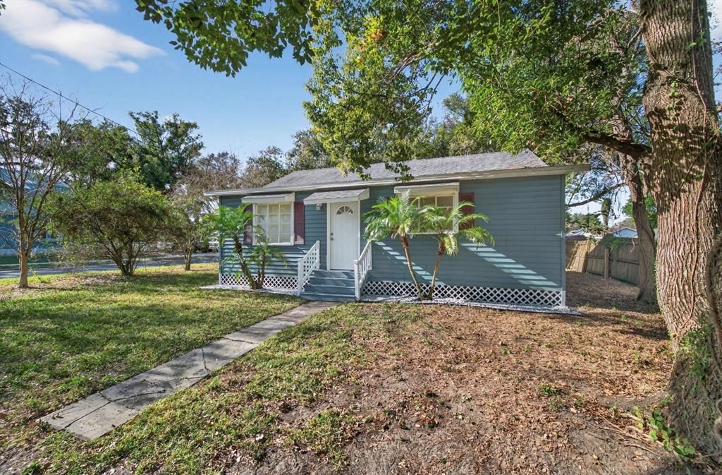 For Sale: $162,000 (2 beds, 1 baths, 792 Square Feet)