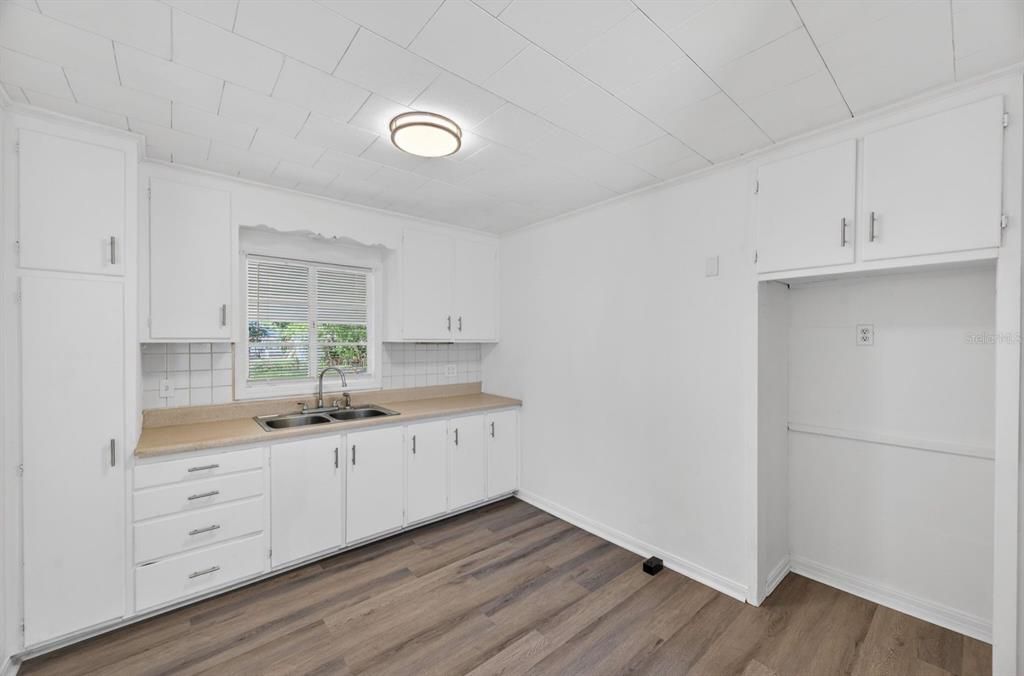 For Sale: $162,000 (2 beds, 1 baths, 792 Square Feet)