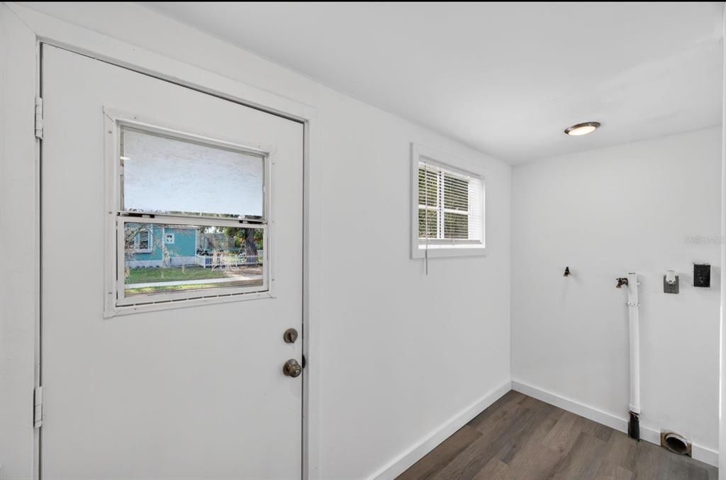 For Sale: $162,000 (2 beds, 1 baths, 792 Square Feet)