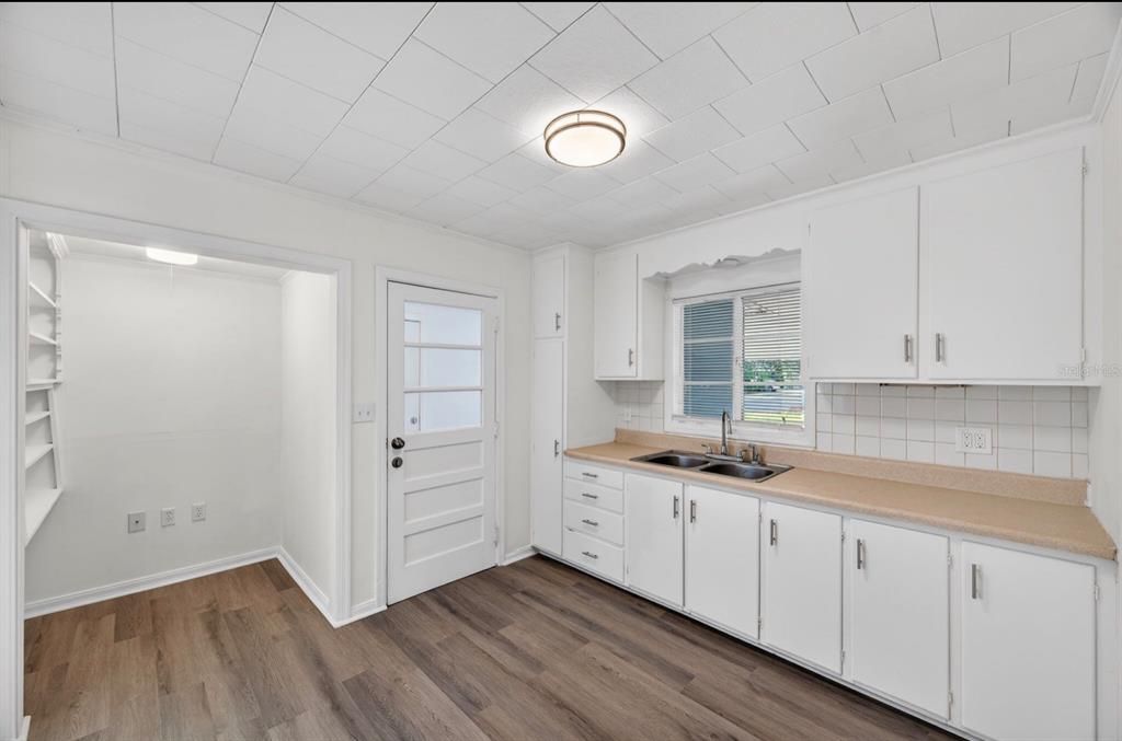 For Sale: $162,000 (2 beds, 1 baths, 792 Square Feet)