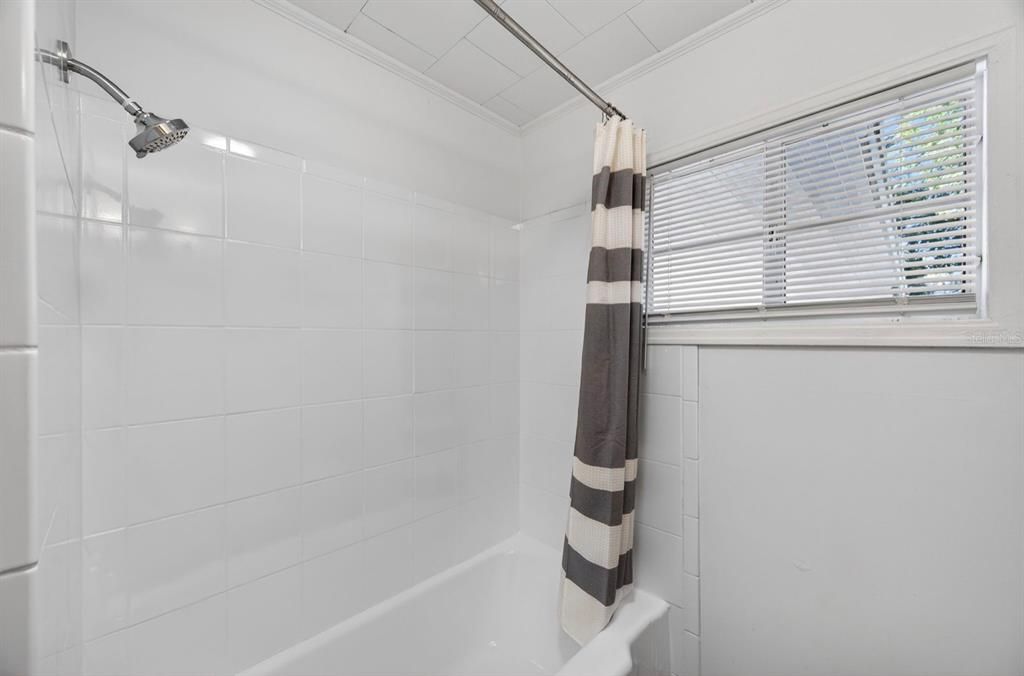 For Sale: $162,000 (2 beds, 1 baths, 792 Square Feet)