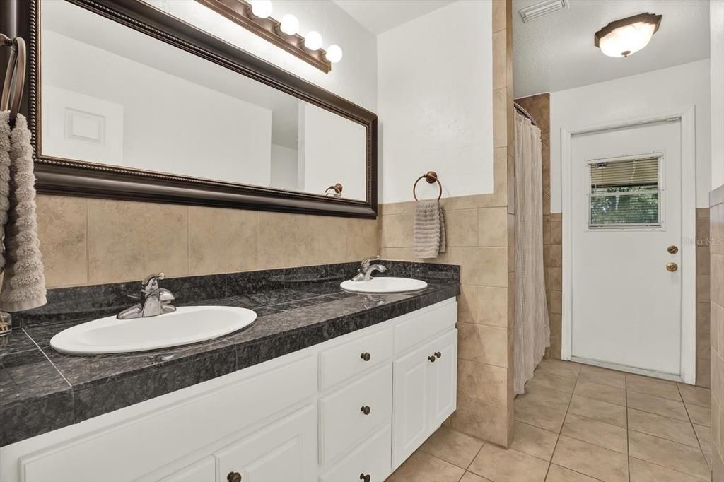 En Venta: $455,000 (4 camas, 2 baños, 2056 Pies cuadrados)