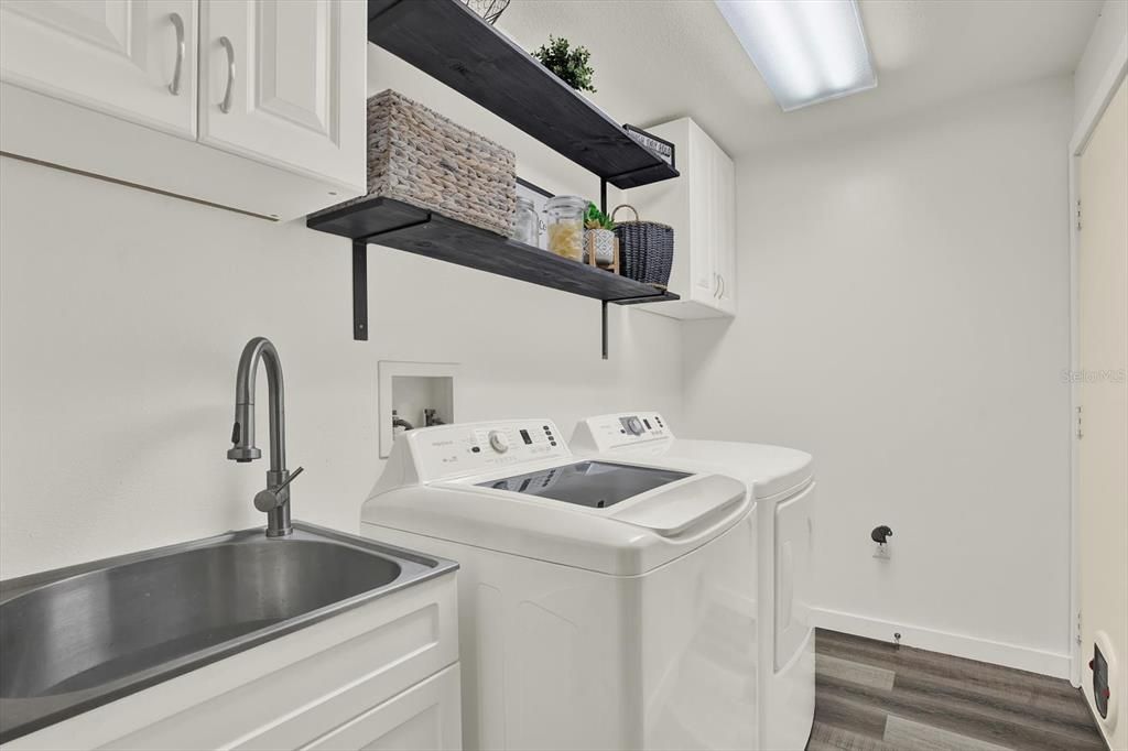 En Venta: $455,000 (4 camas, 2 baños, 2056 Pies cuadrados)