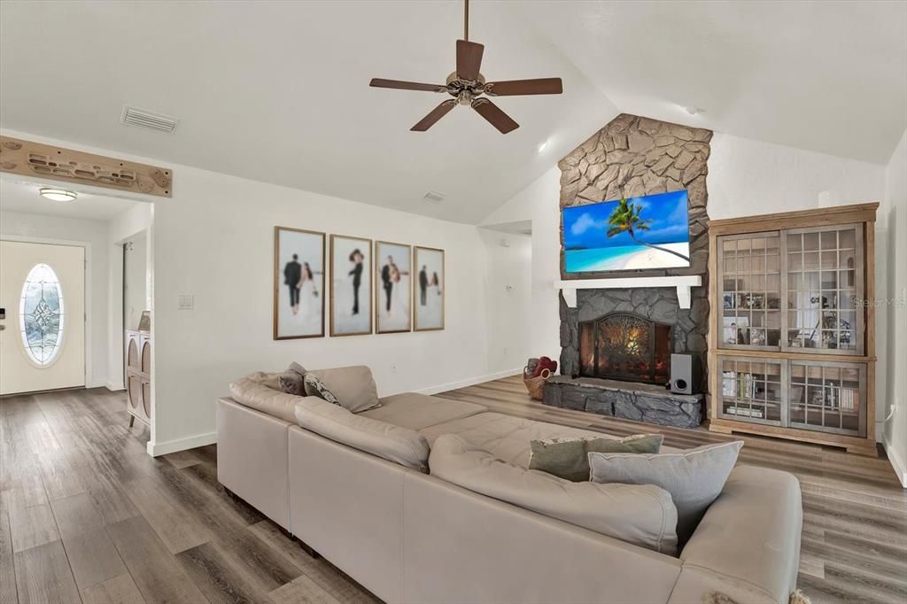 En Venta: $455,000 (4 camas, 2 baños, 2056 Pies cuadrados)