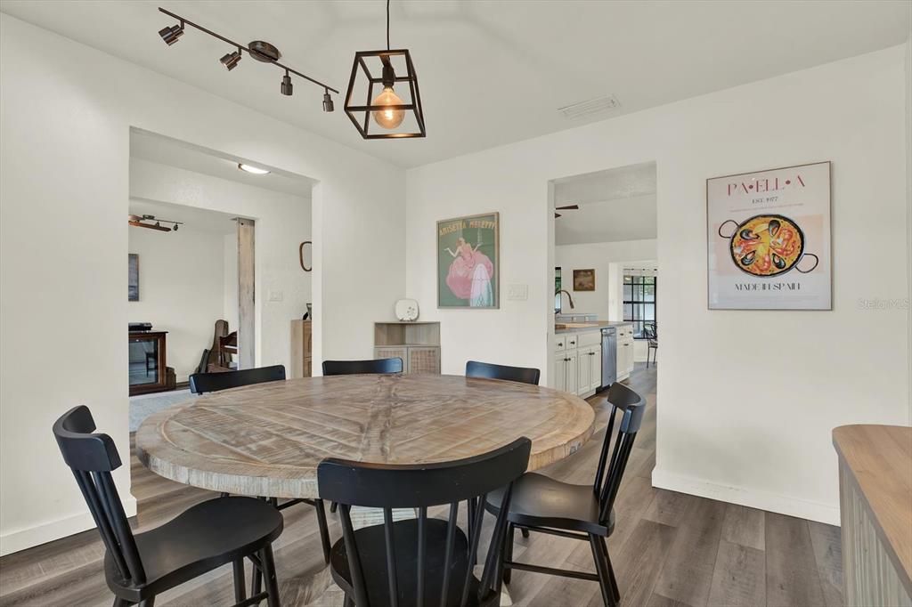 En Venta: $455,000 (4 camas, 2 baños, 2056 Pies cuadrados)