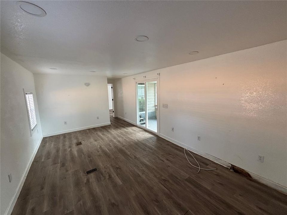 For Sale: $93,000 (2 beds, 2 baths, 942 Square Feet)