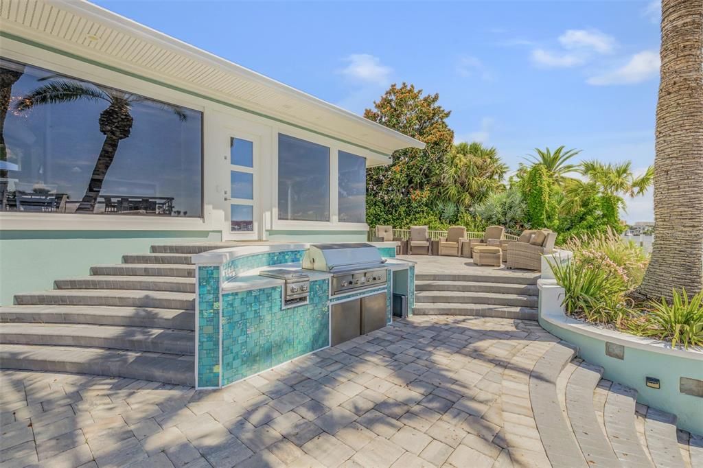 For Sale: $6,499,900 (6 beds, 4 baths, 4164 Square Feet)