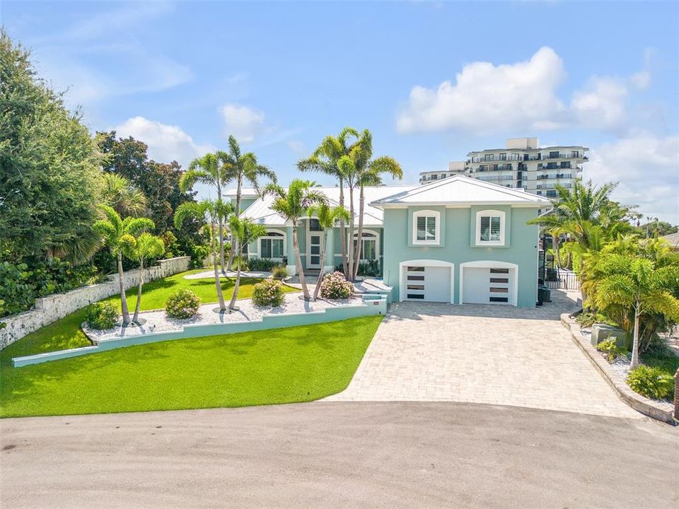 For Sale: $6,499,900 (6 beds, 4 baths, 4164 Square Feet)