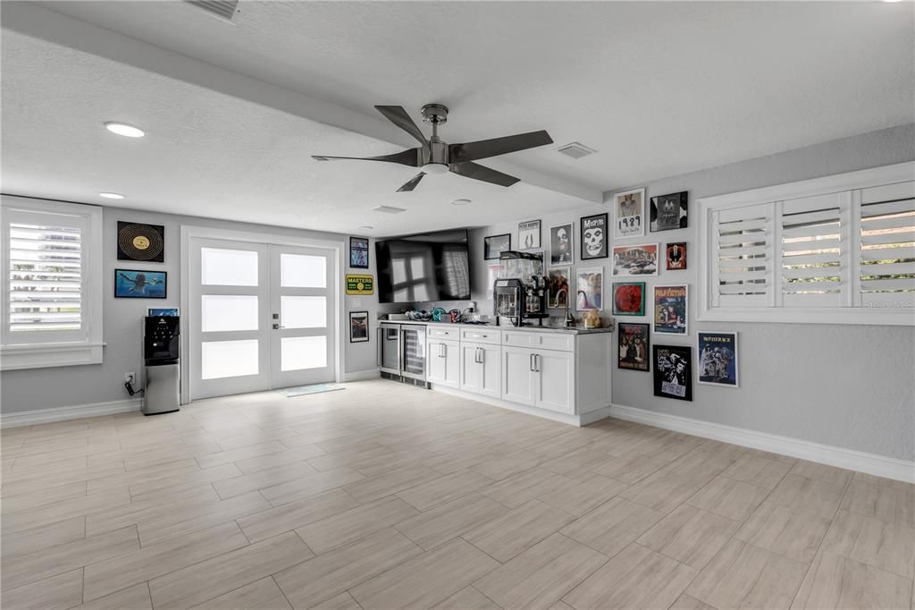 For Sale: $6,499,900 (6 beds, 4 baths, 4164 Square Feet)