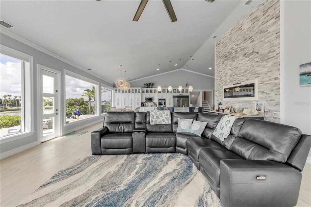 For Sale: $6,499,900 (6 beds, 4 baths, 4164 Square Feet)