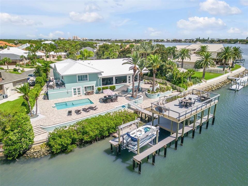 For Sale: $6,499,900 (6 beds, 4 baths, 4164 Square Feet)