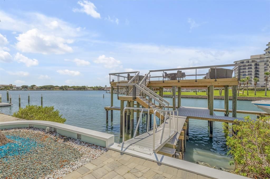 For Sale: $6,499,900 (6 beds, 4 baths, 4164 Square Feet)