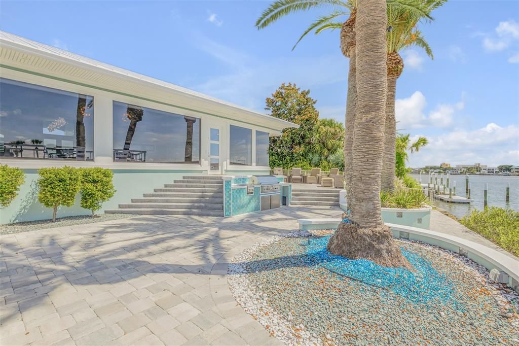 For Sale: $6,499,900 (6 beds, 4 baths, 4164 Square Feet)