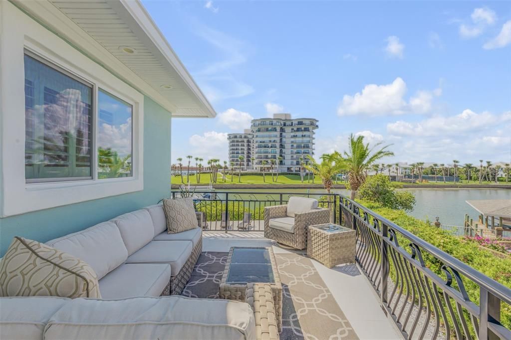 For Sale: $6,499,900 (6 beds, 4 baths, 4164 Square Feet)