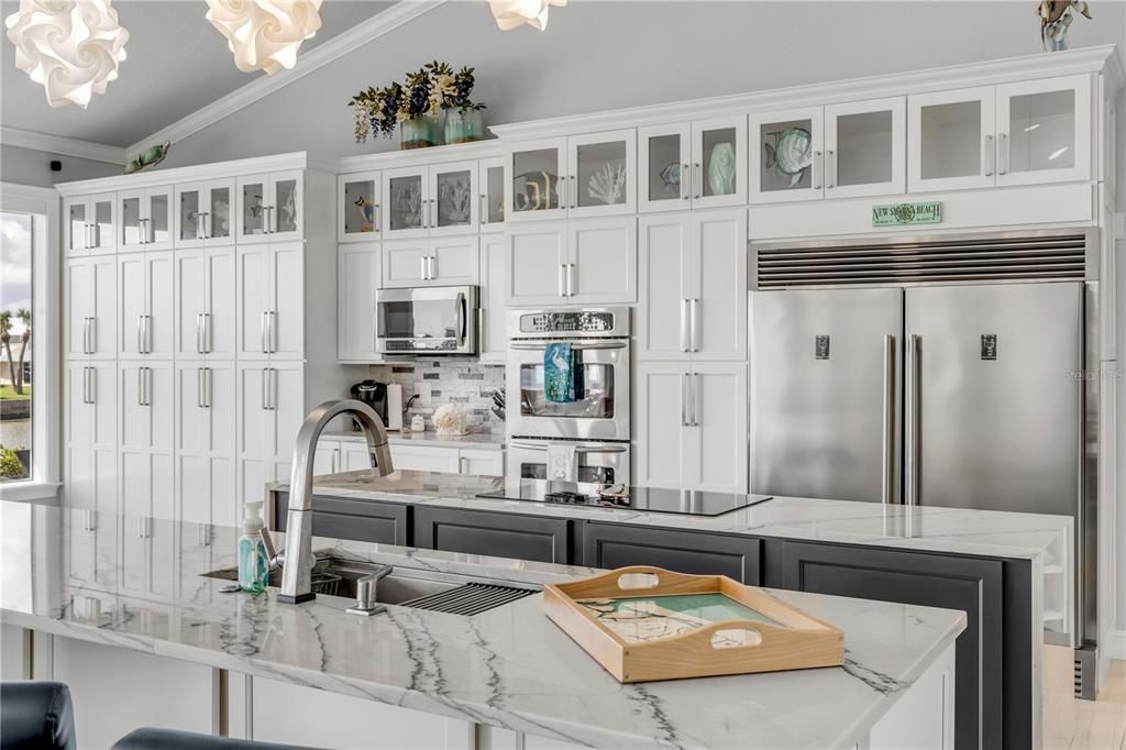 For Sale: $6,499,900 (6 beds, 4 baths, 4164 Square Feet)