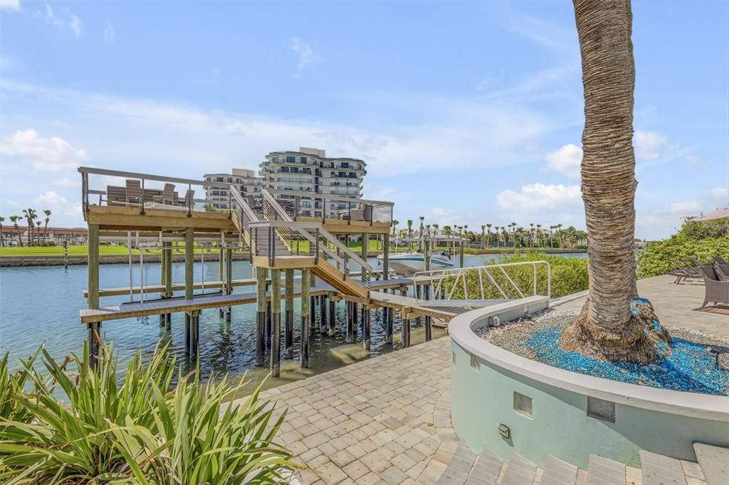 For Sale: $6,499,900 (6 beds, 4 baths, 4164 Square Feet)