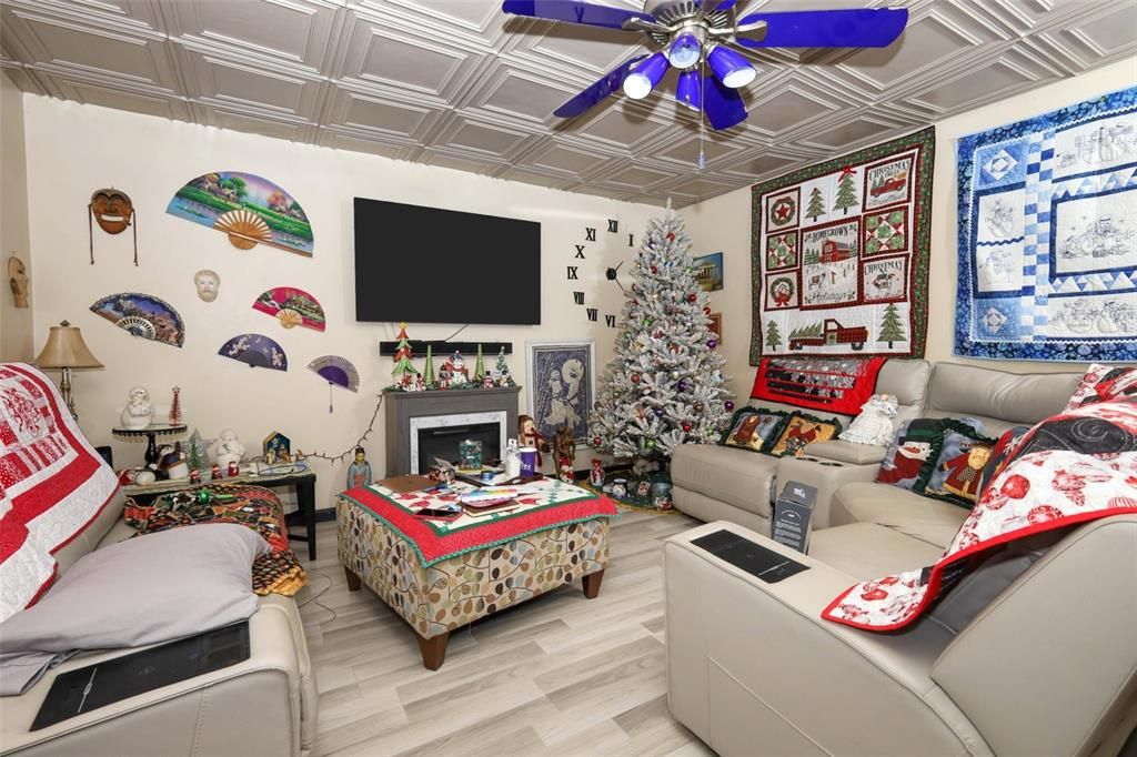 На продажу: $399,876 (3 спален, 1 ванн, 1950 Квадратных фут)