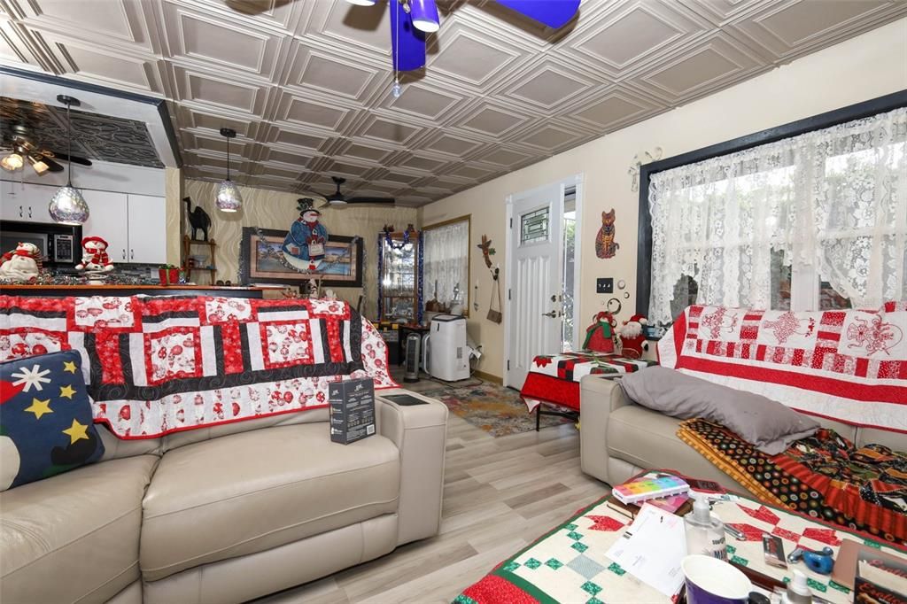 На продажу: $399,876 (3 спален, 1 ванн, 1950 Квадратных фут)