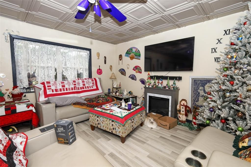 На продажу: $399,876 (3 спален, 1 ванн, 1950 Квадратных фут)