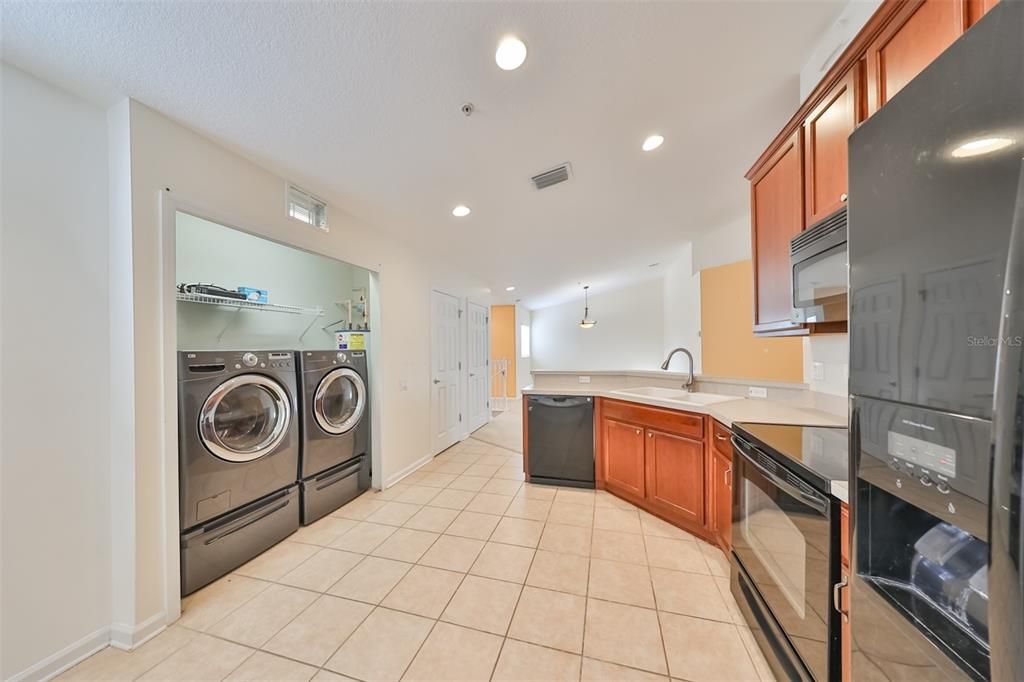 Activo con contrato: $2,000 (3 camas, 2 baños, 1771 Pies cuadrados)