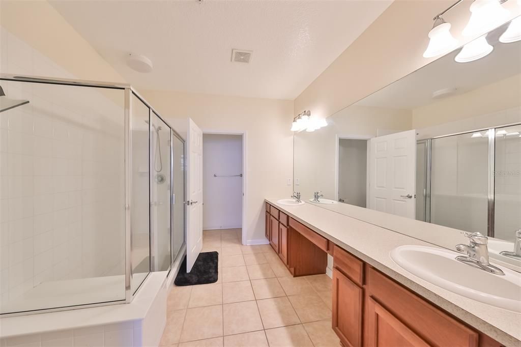 Activo con contrato: $2,000 (3 camas, 2 baños, 1771 Pies cuadrados)