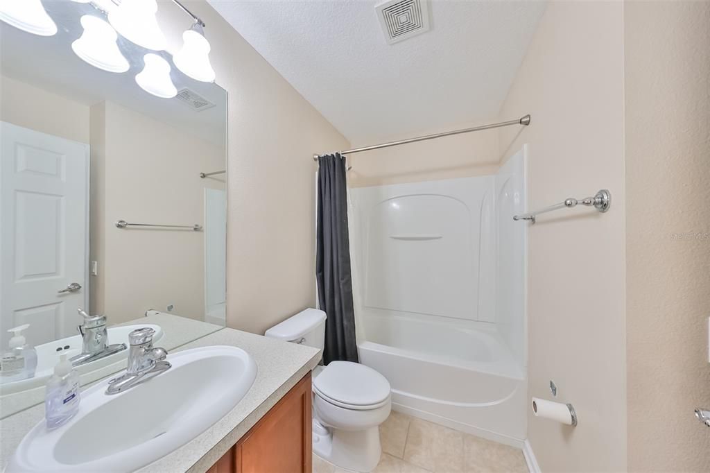 Activo con contrato: $2,000 (3 camas, 2 baños, 1771 Pies cuadrados)