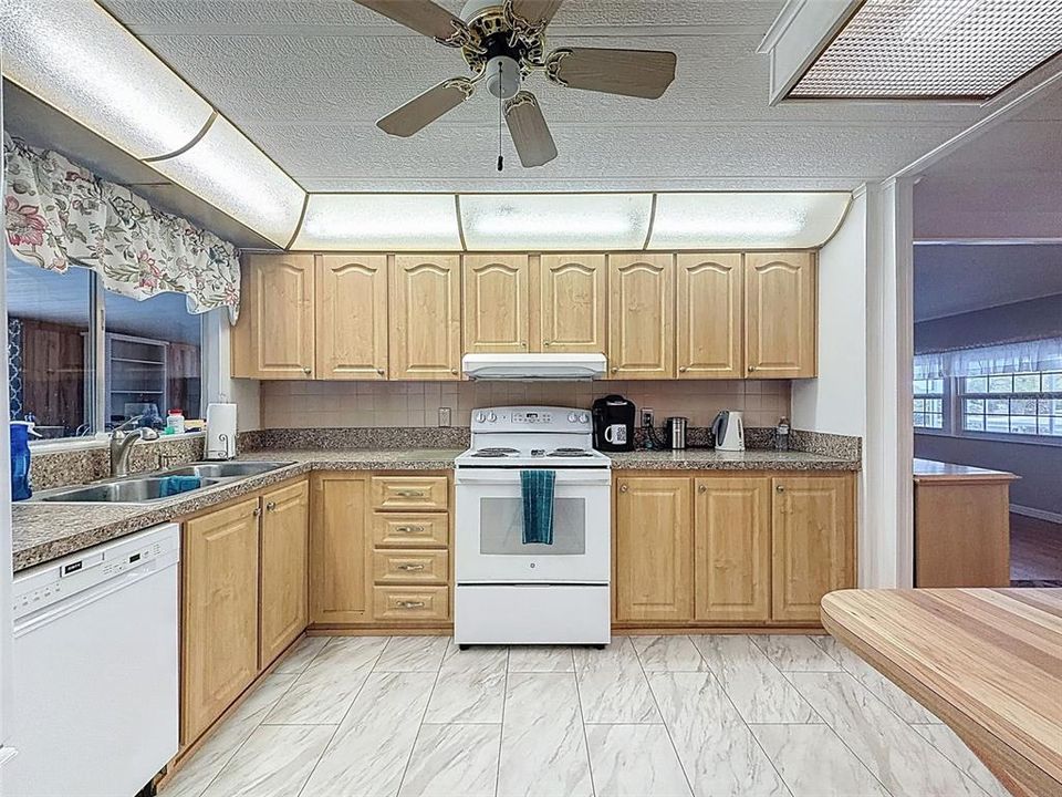 For Sale: $199,900 (2 beds, 2 baths, 1440 Square Feet)