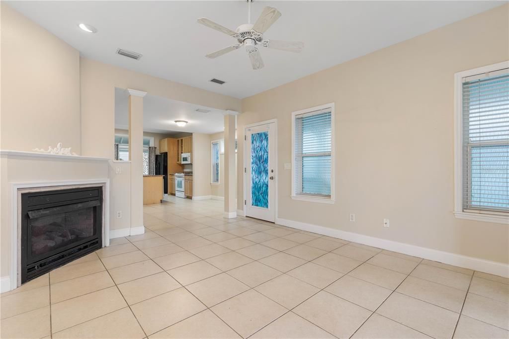 En Venta: $599,000 (3 camas, 3 baños, 1517 Pies cuadrados)