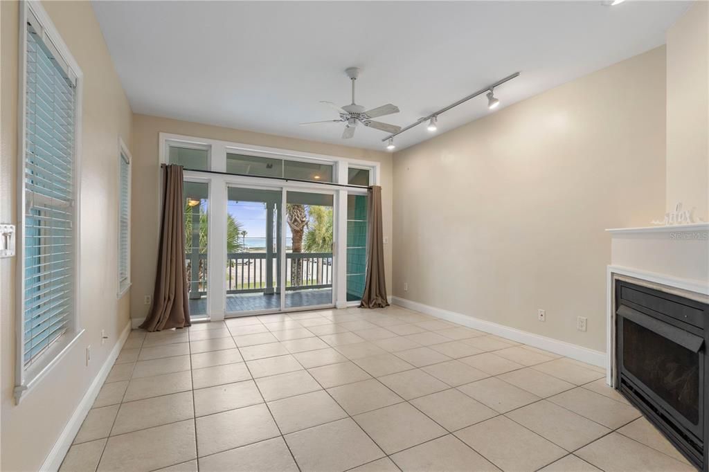 En Venta: $599,000 (3 camas, 3 baños, 1517 Pies cuadrados)