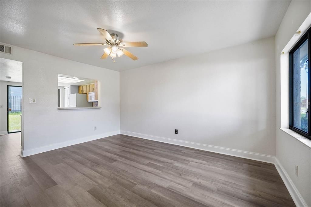 待售: $249,000 (2 贝兹, 2 浴室, 960 平方英尺)