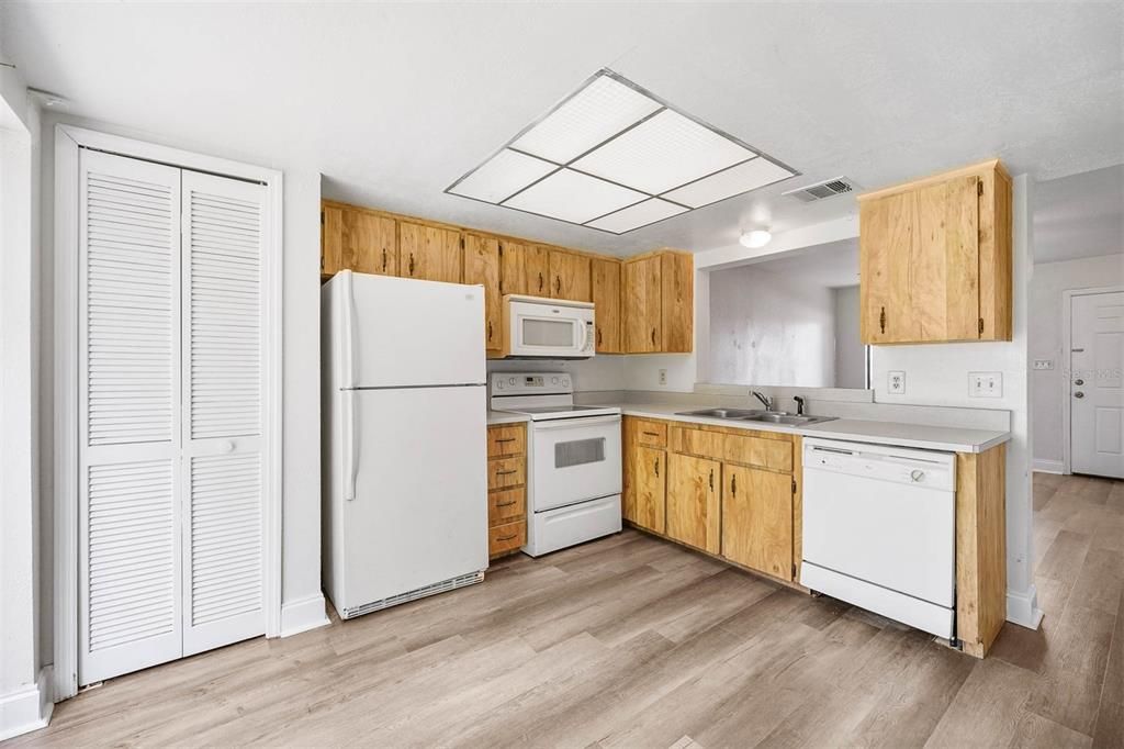 待售: $249,000 (2 贝兹, 2 浴室, 960 平方英尺)