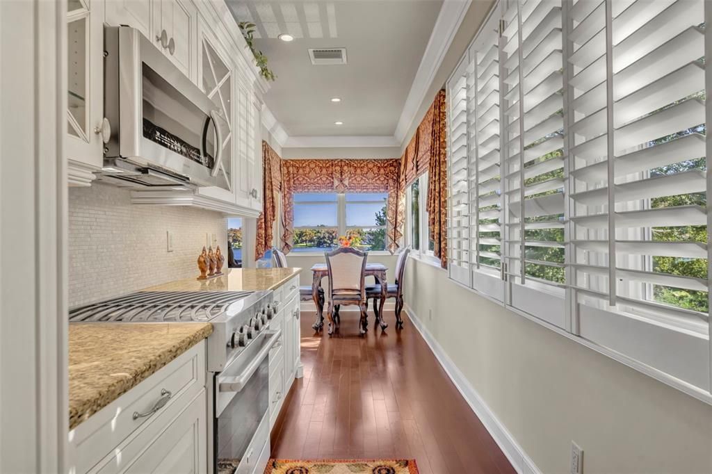 На продажу: $2,100,000 (2 спален, 2 ванн, 1900 Квадратных фут)