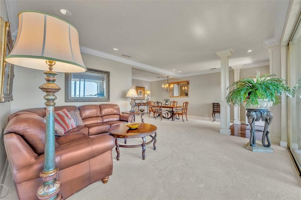 На продажу: $2,100,000 (2 спален, 2 ванн, 1900 Квадратных фут)