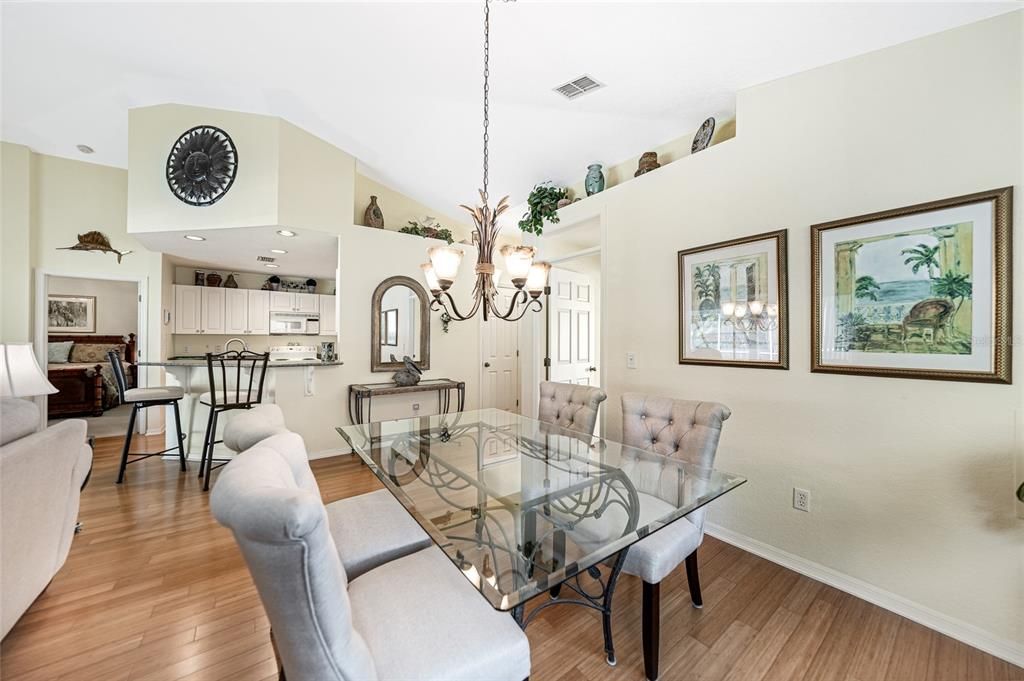 На продажу: $389,000 (2 спален, 2 ванн, 1282 Квадратных фут)