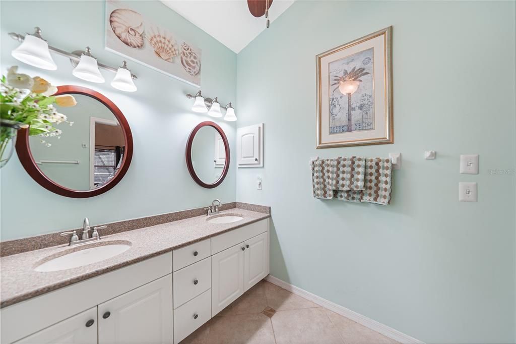 На продажу: $389,000 (2 спален, 2 ванн, 1282 Квадратных фут)