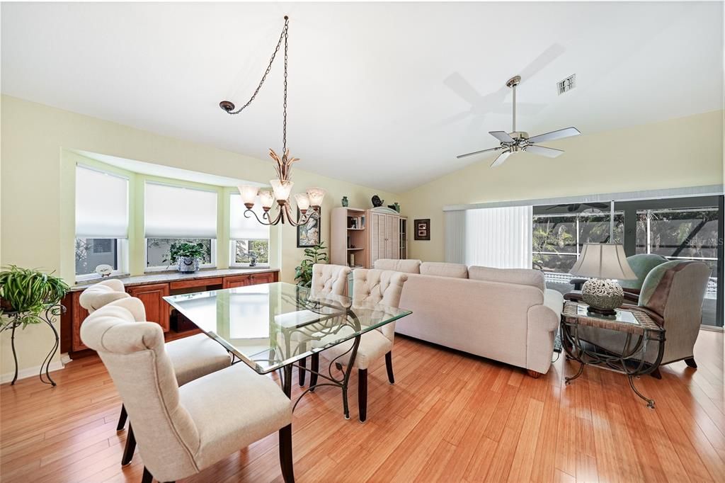 На продажу: $389,000 (2 спален, 2 ванн, 1282 Квадратных фут)