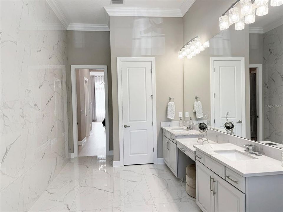 合同活跃: $2,549,900 (4 贝兹, 4 浴室, 4938 平方英尺)