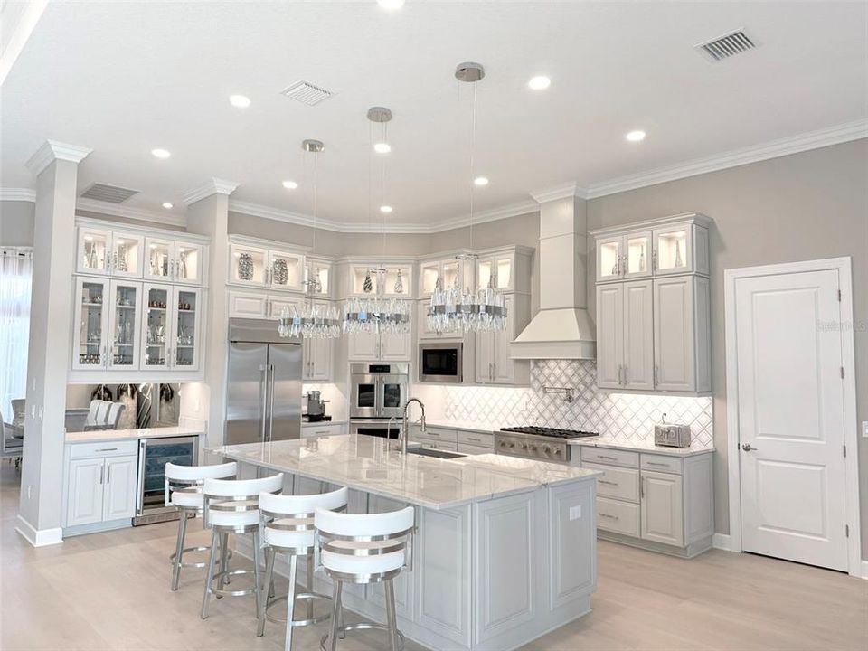 合同活跃: $2,549,900 (4 贝兹, 4 浴室, 4938 平方英尺)