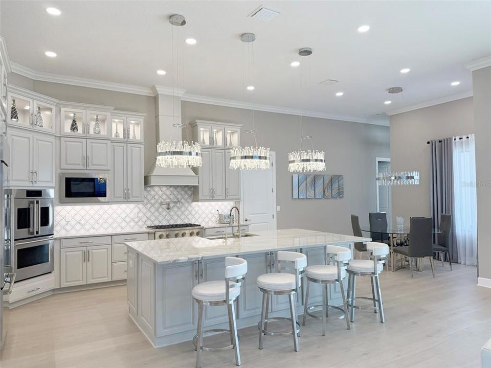 合同活跃: $2,549,900 (4 贝兹, 4 浴室, 4938 平方英尺)