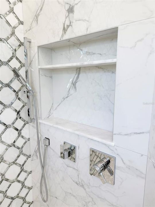 合同活跃: $2,549,900 (4 贝兹, 4 浴室, 4938 平方英尺)