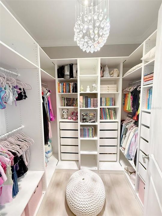 合同活跃: $2,549,900 (4 贝兹, 4 浴室, 4938 平方英尺)