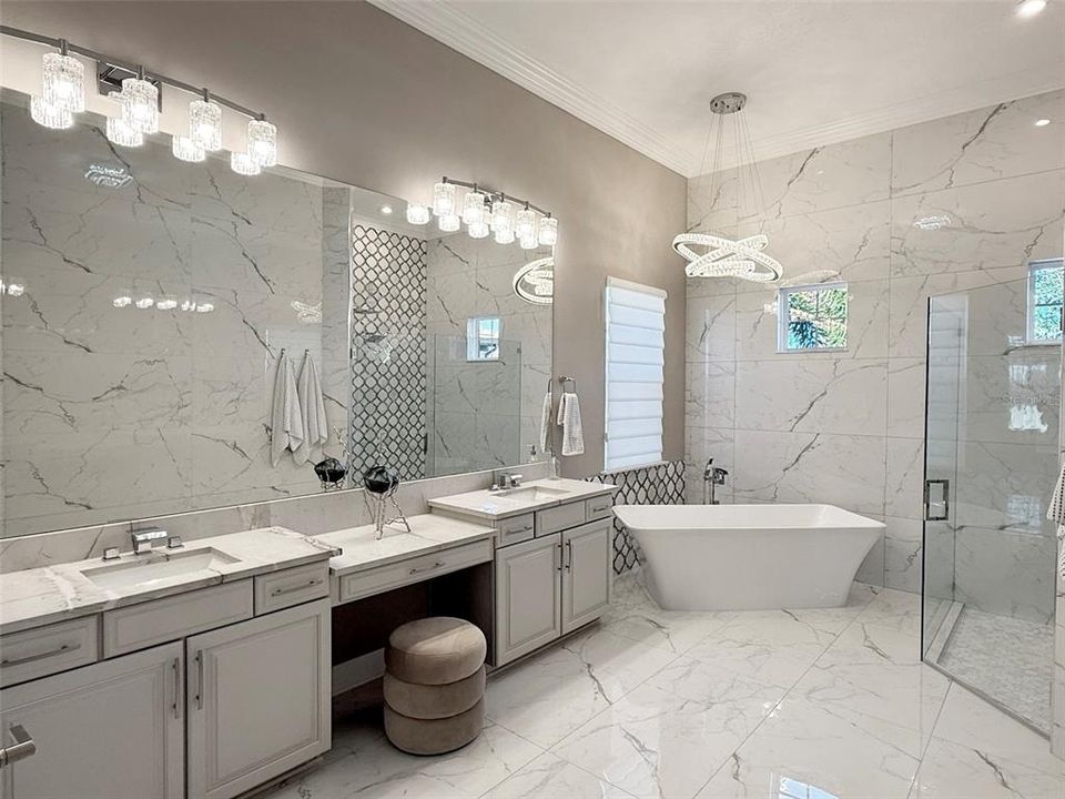 合同活跃: $2,549,900 (4 贝兹, 4 浴室, 4938 平方英尺)