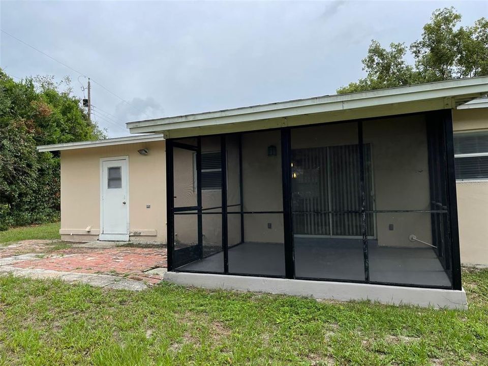 For Rent: $1,600 (3 beds, 1 baths, 943 Square Feet)